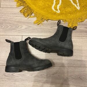 Blundstone women’s matte black leather Chelsea Boots size 8